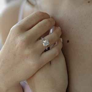 Anillo de Compromiso de Lujo para Mujer, con Moissanita Original de Corte Esmeralda, Chapado en Platino, Plata 925, Regalo de Boda para Pareja, Venta al por Mayor - Product Image 5