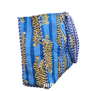 Sac fourre-tout à bandoulière en coton 100% fait main en Inde pour femmes, imprimé tigre rayé bleu, accessoire tendance - Product Image 2