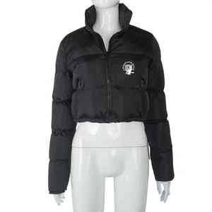 UNIQUE GYM WEAR Chaqueta Acolchada Impermeable y Cortavientos para Mujer con Cuello Desmontable, Capucha, Mangas Largas, Cierre de Cremallera y Colores Personalizables - Product Image 4