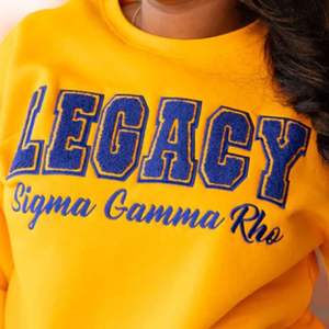 Sudadera Varsity de Invierno para Mujer Gold Legacy, Sudadera de Algodón Suave, Estilo Universitario, Ropa Informal para el Campus - Product Image 5