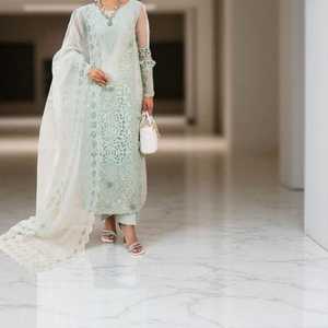 Costume élégant prêt à porter pour les dames avec haut brodé et pantalon confortable idéal pour les occasions d'événements - Product Image 1