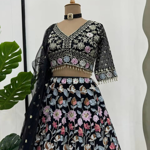 ชุดผ้าจอร์เจียเทียมสำหรับปาร์ตี้งานแต่งงานด้ายสวยงามพร้อมชุดเย็บปักลายตามลำดับ lehenga และ choli พร้อมตาข่ายเนย dupatta - Product Image 1