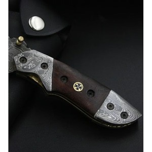 El mejor cuchillo plegable de acero Damasco OEM con mango de madera azul y refuerzo de latón para cazar, gran regalo para él y ella - Product Image 6