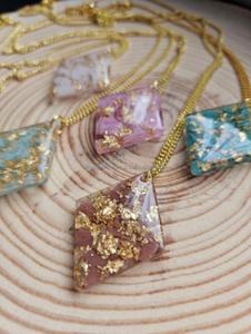 Collar de cadena de eslabones planos de resina minimalista, joyería de declaración ecológica ligera para venta al por mayor - Product Image 5