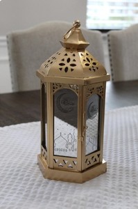 Lanterne de Ramadan en métal finition or avec panneaux en forme de croissant de lune, lumière douce de bougie, décoration festive élégante et cadeau attentionné - Product Image 3