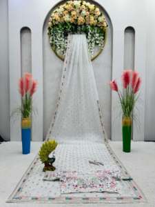 Hermoso Sari de diseñador con trabajo de hilo y secuencia - Product Image 4