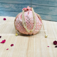Nouvel arrivage de sacs potli Rajasthani élégants faits à la main en Tari Work Embrayages de soirée de mariage Faveurs de mariage avec sac brodé ethnique