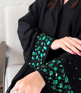 อาบายะแขนยาวผ้าไหมพิมพ์ลายด้วยมือคุณภาพพรีเมียมหรูหรา ดีไซน์เนอร์แบรนด์ดัง ป้องกันรอยยับ เหมาะสำหรับใส่ละหมาด - Product Image 4