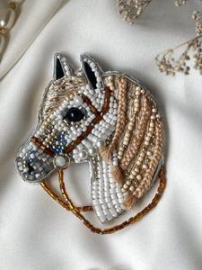 Broches Bordados con Cuentas de Semillas Hechos a Mano con Diseño de Logotipo Único, Broches Bordados con Cuentas de Semillas de glowin fashion - Product Image 3