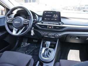 Forte LXS FWD 2024 Rojo Brillante Usado, Volante a la Izquierda, Asientos de Cuero, Sistema de Navegación, Arranque Remoto, Techo Solar, Llantas de Aleación - Product Image 3