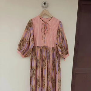 Robe mi-longue et robe mini, robe imprimée tigre à rayures pêche et lavande, col profond avec ficelle - Product Image 4