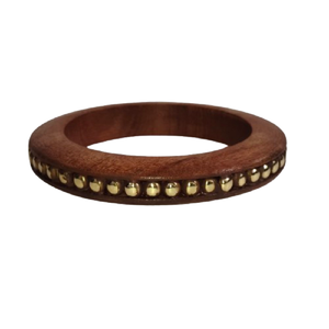 Brazalete Redondo de Madera Natural Ecológico con Incrustaciones de Cuentas Metálicas Doradas - Joyería de Madera Artesanal de Estilo Étnico Indio - Product Image 3