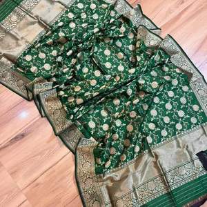 Saris de seda brocados hechos a medida en botella verde reventa por Diseñadores de ropa para bodas fiestas seda pura certificada para adultos - Product Image 6