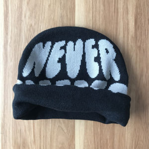 หมวกบีนนี่ไหมพรมอะคริลิคถักลายแจ็คการ์ดคลาสสิกสำหรับฤดูหนาว พิมพ์ลายตัวอักษรโลโก้แบบพัฟพร้อมดีไซน์ใหม่ตามภาพของคุณ - Product Image 1