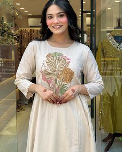Zain Exports lance une nouvelle collection de Kurtis et de pentes de créateur modernes pour fêtes, en rayonne lourde, avec dupatta en tissu slub et broderies de sequins. - Product Image 2