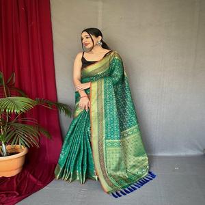 Dernière tenue de créateur la plus tendance Style moderne haut sur demande Saree en soie de patola pure avec glands attachés Travail Femme Mode - Product Image 1