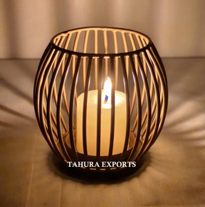 Bougeoir de style cage compact à la demande avec cadre court et look raffiné pour une lumière d'accent douce dans une petite pièce tranquille - Product Image 4