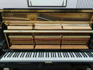 เปียโนตั้งพื้น Kawai KU2B มือสองจากญี่ปุ่น สีดำ คุณภาพการผลิตที่แม่นยำ แข็งแรง ทนทาน เล่นได้ลื่นไหล รุ่นยอดนิยมสำหรับส่งออก - Product Image 6