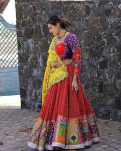 Lehenga Choli de novia de diseñador con exquisitos bordados y detalles hechos a mano | Perfecto para bodas, Navaratri y ropa festiva - Product Image 4