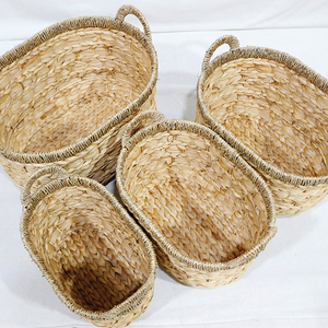 Panier de rangement ovale en jacinthe d'eau tissé rustique écologique Artex Dong Thap, lot de 4 avec poignées - Product Image 3