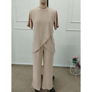 Conjunto de Dos Piezas para Mujer, Blusa de Manga Corta con Cuello Redondo y Detalle Asimétrico en Tela Arrugada y Pantalones, 35641 - Beige - Product Image 4
