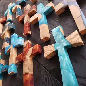 Exquisita Cruz colgante de pared epoxi de madera y resina, símbolo religioso artístico para decoración navideña del hogar y regalo espiritual - Product Image 1