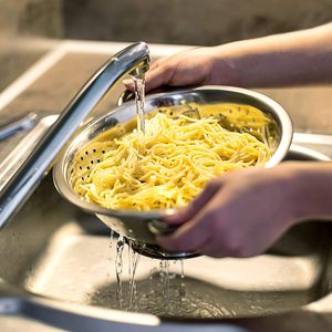 Passoire polyvalente en acier inoxydable de 24 cm Poignée de pudding attrayante Passe au lave-vaisselle écologique pour la maison Restaurant Bar Utilisation - Product Image 3