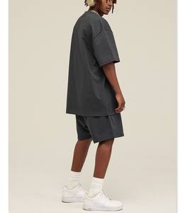 Ensemble T-shirt surdimensionné et short en coton respirant pour hommes impression de rue avec étiquette tissage tricoté pour la saison d'hiver - Product Image 2