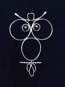 Colgante de búho de alambre de plata hecho a mano - Amuleto multiusos para collar, llavero, pendientes, accesorio de bolso con ojos de cristal - Product Image 3