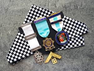 Médailles maçonniques personnalisées et rubans Regalia plaqués or avec détails en émail - Product Image 2