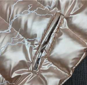 Chaqueta Acolchada de Lana Vintage Personalizable con Logotipo Bordado, Capucha y Patrón de Patchwork 3D, Servicio ODM OEM Disponible, Talla XS para Invierno - Product Image 3