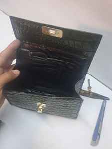 Bolso de Mano de Moda para Mujer, Bolso de Hombro Tipo Clutch, de Piel de Cocodrilo con Acabado de Piel de Caimán, de Anwar Enterprises, Venta al por Mayor - Product Image 4