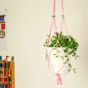 Soporte para plantas de macramé hecho a mano artesanal, maceta colgante tejida de algodón bohemio para interiores y exteriores, acento para el jardín del hogar - Product Image 3