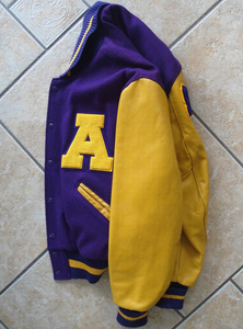 2025 chaqueta de invierno con letras personalizadas con cuello con capucha transpirable de alta calidad para hombres de manga larga OEM ODM características cálidas con servicio - Product Image 2