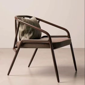 Chaise inspirée du milieu du siècle avec cadre en bois épuré, pieds inclinés et siège rembourré en peluche pour un attrait esthétique moderne - Product Image 1