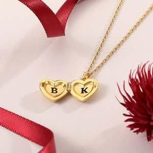 Collar Jeulia con Corazón Personalizado Chapado en Oro, Grabado con Piedra de Nacimiento y Zirconia - Product Image 5