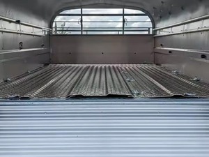 Remolque para Caballos Nugent de Acero con Barandas Laterales y Ejes Tándem para Transporte de Ganado, 4x4, Capacidad de 1500 kg, Tamaños de 7 pies/8 pies/9 pies - Product Image 2