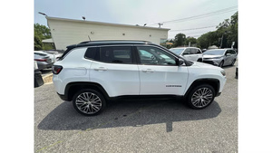 Jeep Compass Limited 4WD 2022, Usado en Excelentes Condiciones - Product Image 2