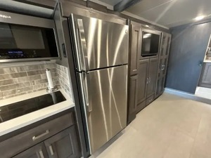 ผู้จำหน่ายรถบ้านมือสองปี 2023 ยี่ห้อ Thor Motor Coach รุ่น Palazzo Class A เครื่องยนต์ดีเซล ขนาด 37.5 ฟุต พร้อมขาย - Product Image 2