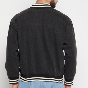 แจ็คเก็ตเบสบอลวาร์ซิตี้สำหรับผู้ชาย ฤดูหนาว กันลม เป็นมิตรกับสิ่งแวดล้อม โลโก้ด้านหน้าปรับแต่งได้ ผ้าคุณภาพดี ปิดด้วยซิป มีกระเป๋าข้าง - Product Image 4
