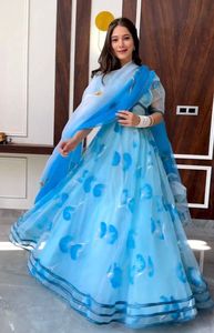 Haute qualité couleur bleue chaude Lehenga Choli Photos imprimées et brodées Lehenga choli pour les filles fête porter avec le prix le plus bas