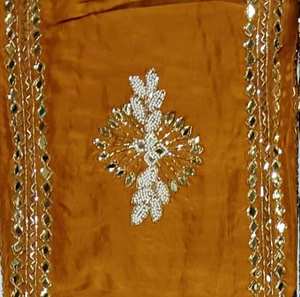 Costumes indiens de créateur modernes non cousus brodés à la main pour femmes pour les fêtes de style traditionnel - Product Image 2