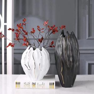 Jarrones de flores de hierro de mesa de diseño costero moderno Acabado pulido dorado Jarrones de metal versátiles para decoración del hogar - Product Image 3