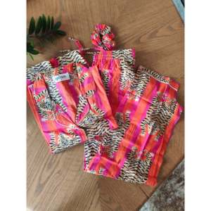 Conjunto de Pijama Casual de Verano Tiger Snooze, Tela Tejida Suave, Cuello Mao, Cintura Elástica, Abotonado/Cordón Ajustable, ODM, 3 Piezas - Product Image 1