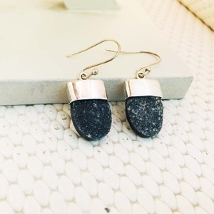 Boucles d'oreilles artisanales en argent sterling 925 avec pierres précieuses Druzy noires, idéales pour les mariages, options de vente en gros, cadeau tendance - Product Image 1