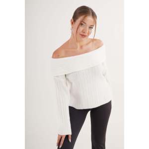 Pull décontracté blanc Madonna avec des paillettes et des embellissements scintillants - Vente en gros - Product Image 3