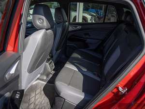 Volkswagen ID.4 Pro S AWD 2024, cuidadosamente mantenido, con dos motores eléctricos que entregan 335 caballos de fuerza y una batería de 82 kWh. - Product Image 6