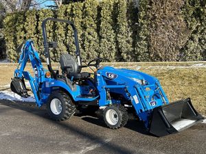 Tractor de cortacésped para montar versátil LS con cargador frontal y retroexcavadora de 28V con caja de césped para uso residencial Máquina usada - Product Image 2