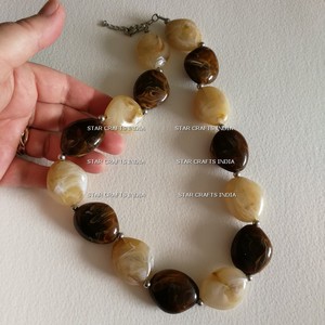 Collier décoratif personnalisé haut de gamme en résine de haute qualité, fait à la main, perles en résine multicolore polies - Product Image 6