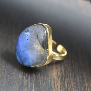 Design minimaliste pierre de labradorite naturelle forme fantaisie or 22 carats plaqué femmes bijoux bague pour fiançailles en gros - Product Image 2